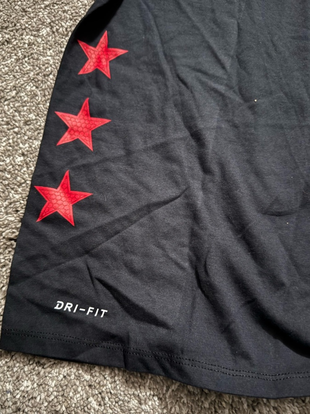 Nike Black New York Knicks Graphic Tee with Red Star Accents - Picture 5 of 6